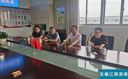 黨組書記李文勝為邱軍強頒獎